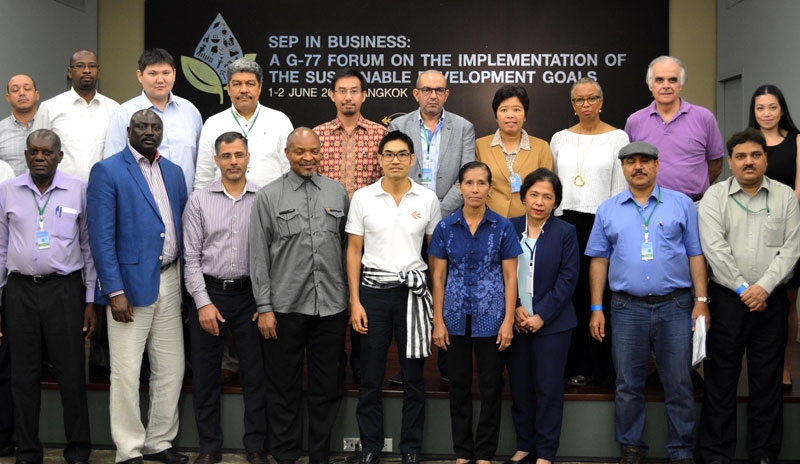 กว่า 20 ประเทศ..จี 77 : อรุษ นวราช เลขานุการมูลนิธิสังคมสุขใจ ต้อนรับ จุฬามณี ชาติสุวรรณ เอกอัครราชทูต รองผู้แทนถาวรไทยประจำสหประชาชาติ ณ นครนิวยอร์ก และคณะที่มาเยี่ยมชมแนวทางการทำเกษตรอินทรีย์อย่างยั่งยืนตามแนวพระราชดำริฯ โครงการสามพรานโมเดล ที่ โรงแรมสามพราน ริเวอร์ไซด์