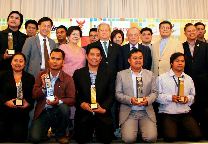 ผลงาน : พล.อ.สุรยุทธ์ จุลานนท์ องคมนตรี มอบรางวัล “แสงชัย สุนทรวัฒน์ ประจำปี 2558” ให้แก่ข่าวสารคดีวิทยุ-โทรทัศน์ยอดเยี่ยม โดยมี สมชาย กรุสวนสมบัติ กรรมการมูลนิธิแสงชัย สุนทรวัฒน์, เทพชัย หย่อง นายกสมาคมนักข่าววิทยุและโทรทัศน์ไทย และ วัชรี สุนทรวัฒน์ ต้อนรับ ที่ โรงแรมดิ เอมเมอรัลด์