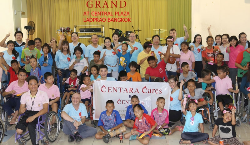 เซ็นทาราแคร์ : มร.วิม เอ็น.เอ็ม.ฟาเก็ล ผจก.ทั่วไป โรงแรมเซ็นทาราแกรนด์ฯ ลาดพร้าวนำคณะผู้บริหารและพนักงานของโรงแรม ร่วมเลี้ยงอาหารกลางวันน้องๆ พร้อมแจกของขวัญและมอบเงินบริจาคสมทบทุนการศึกษา ประจำปี 59 ที่ สถานสงเคราะห์เด็กพิการและทุพพลภาพปากเกร็ด บ้านนนทภูมิ จ.นนทบุรี