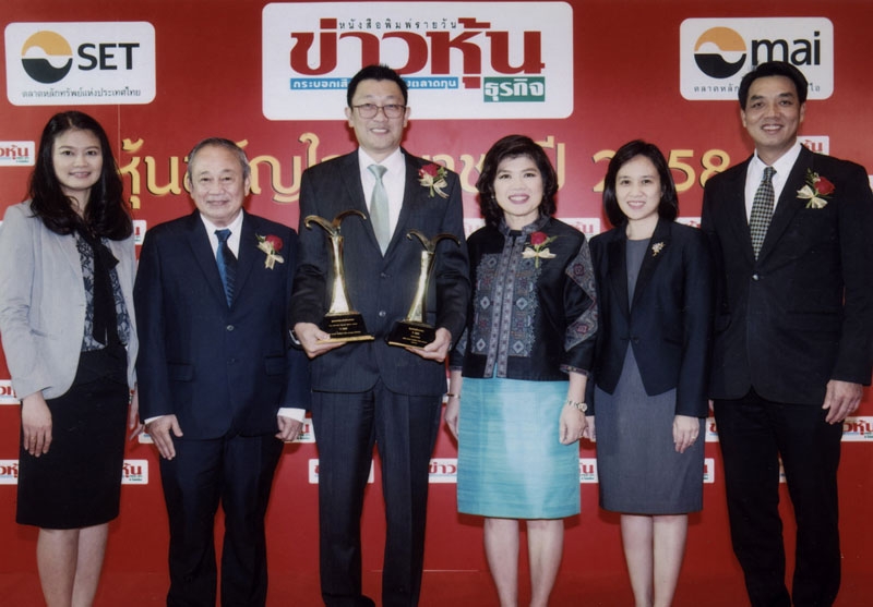 ปลื้ม : มร.ฟิลิป เชียง ชอง แทน ปธ.จนท.บห.บมจ.อินทัช โฮลดิ้งส์ รับมอบโล่รางวัล “สุดยอดหุ้นขวัญใจมหาชน” และรางวัล “หุ้นขวัญใจมหาชนกลุ่มเทคโนโลยี” ประจำปี 2558 จากเกศรา มัญชุศรี ผจก.ตลาดหลักทรัพย์แห่งประเทศไทย โดยมี รัชฎาวรรณ สนิทวงศ์ ณ อยุธยา ร่วมยินดี ที่ ตลาดหลักทรัพย์ฯ