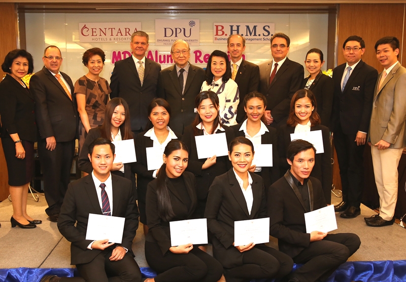 รุ่นที่ 12 : มร.คริส เบลีย์ ปธ.จนท.ฝายปฏิบัติการ โรงแรมและรีสอร์ทในเครือเซ็นทารา และ ศ.ดร.บุญเสริม วีสกุล อธิการบดีกิตติคุณ ม.ธุรกิจบัณฑิตย์ ร่วมยินดีกับผู้ผ่านโครงการพัฒนาบุคลากรของโรงแรม ซึ่งร่วมจัดโดย บิสเนส แอนด์ โฮเต็ล เมเนจเม้นท์ สคูล สวิตเซอร์แลนด์ ที่โรงแรมเซ็นทาราแกรนด์ ลาดพร้าว่