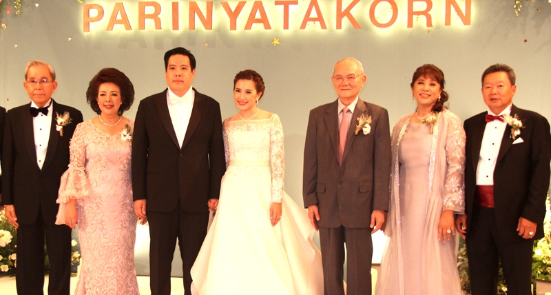 ฉลองสมรสพระราชทาน : มีชัย ฤชุพันธุ์ ประธานคณะกรรมการร่างรัฐธรรมนูญ เป็นประธานในงานเลี้ยงฉลองสมรสพระราชทาน ระหว่าง ภริณญา คุนผลิน บุตรสาว ไพบูลย์-อุมาพร คุนผลิน และ ธกร เลาหพงศ์ชนะ บุตรชาย สมบัติ เลาหพงศ์ชนะ กงสุลกิตติมศักดิ์สาธารณรัฐบัลแกเรีย ประจำราชอาณาจักรไทย-ภัคภร เลาหพงศ์ชนะ ณ ห้องแอทธินี คริสตัล ฮอลล์ โรงแรมพลาซ่า แอทธินี รอยัล เมอริเดียน ถนนวิทยุ เมื่อค่ำวันเสาร์ที่ 4 มิถุนายน 2559