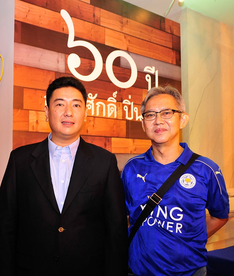ผรณเดช พูนศิริวงศ์ จาก นสพ.แนวหน้า และ ฐากูร บุนปาน จาก นสพ.มติชน