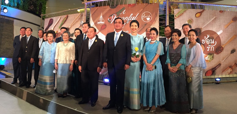ท่านผู้หญิงสุภรภ์เพ็ญ หลวงเทพนิมิต, ท่านผู้หญิงรวิจิตร์ สุวรรณบุบผา, ท่านผู้หญิงนราวดี ชัยเฉนียน, ท่านผู้หญิงจรุงจิตต์ ทีขะระ, ท่านผู้หญิงอรนุช-ดร.จิรายุ
อิศรางกูรฯ, ท่านผู้หญิงกุณฑี ไกรฤกษ์, ท่านผู้หญิงภรณี มหานนท์, ท่านผู้หญิงสุจิตคุณ สารสิน, คุณหญิงผะอบทิพย ศาตะมาน, คุณหญิงชโลบล จารุรัตน์ และ ท่านผู้หญิงพรรณวดี จุฑารัตนกุล ร่วมถ่ายภาพกับ นายกรัฐมนตรี พล.อ.ประยุทธ์-รศ.นภาพร จันทร์โอชา
