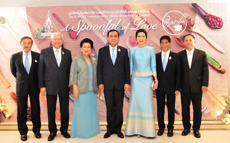 นายกรัฐมนตรี พล.อ.ประยุทธ์-รศ.นภาพร จันทร์โอชา พร้อมด้วย รศ.ดร.จิรายุ อิศรางกูรฯ ผอ.สำนักงานทรัพย์สินส่วนพระมหากษัตริย์,
ชลาลักษณ์ บุนนาค กก.และประธานเจ้าหน้าที่บริหาร บจ.สยามสินธร, ท่านผู้หญิงจรุงจิตต์ ทีขะระ รองราชเลขานุการ
ในพระองค์สมเด็จพระบรมราชินีนาถ, ดร.จรัลธาดา กรรณสูต ที่ปรึกษาสำนักราชเลขาธิการ และ ดร.สมชาย ธรณิศร ผอ.สำนักงานโครงการฟาร์มตัวอย่างฯ