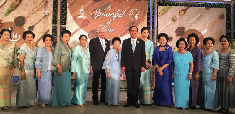 นายกรัฐมนตรี พล.อ.ประยุทธ์-รศ.นภาพร จันทร์โอชา พร้อมด้วย พล.อ.ประวิตร วงษ์สุวรรณ รองนายกรัฐมนตรี, รองนายกรัฐมนตรี
พล.อ.ดร.ธนะศักดิ์-เพ็ญลักษณ์ ปฏิมาประกร, กอบกาญจน์ วัฒนวรางกูร รมว.ท่องเที่ยวฯ, รมว.พาณิชย์ อภิรดี-สุรพล
ตันตราภรณ์, รมว.กระทรวงศึกษาธิการ พล.อ.ดาว์พงษ์-พลโทหญิงสุพัตร รัตนสุวรรณ, พล.อ.สุรศักดิ์ กาญจนรัตน์ รมว.ทรัพยากรธรรมชาติ
และสิ่งแวดล้อม, รมว.มหาดไทย พล.อ.อนุพงษ์-กุลยา เผ่าจินดา, รมว.สาธารณสุข ศ.คลินิก เกียรติคุณ นพ.ปิยะสกล-พญ.สมสิริ สกลสัตยาทร และดร.อรรชกา สีบุญเรือง รมว.อุตสาหกรรม ร่วมถ่ายภาพบนเวที