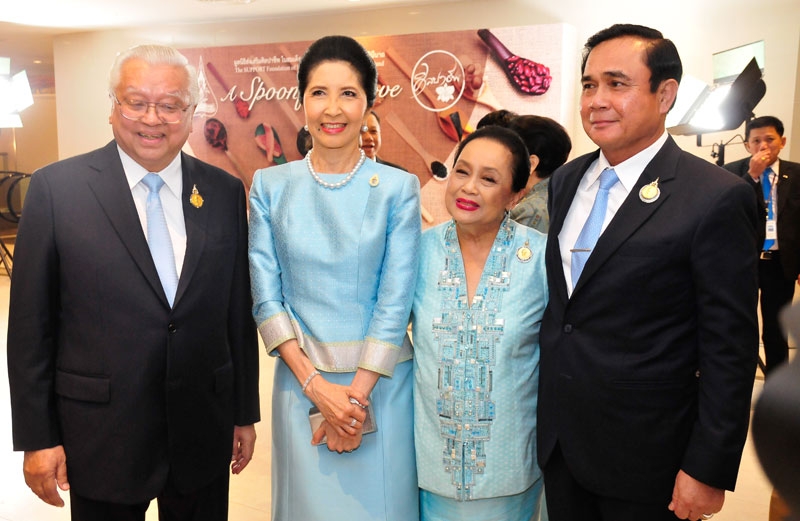ดร.จิรายุ-ท่านผู้หญิงอรนุช อิศรางกูรฯ กับ นายกรัฐมนตรี พล.อ.ประยุทธ์-รศ.นภาพร จันทร์โอชา