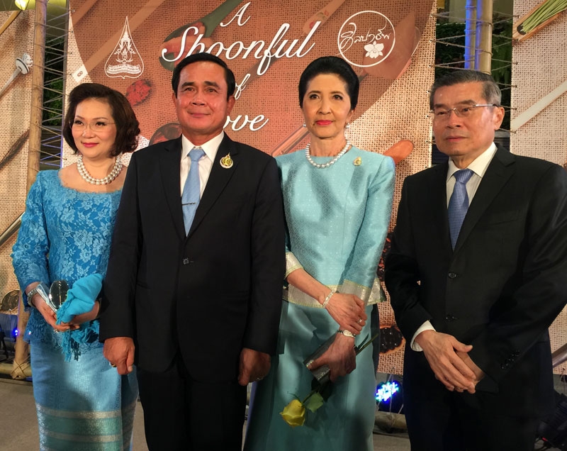 คุณหญิงปัทมา-ดร.สมศักดิ์ ลีสวัสดิ์ตระกูล กับ นายกรัฐมนตรี พล.อ.ประยุทธ์-รศ.นภาพร จันทร์โอชา