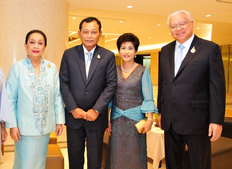 ท่านผู้หญิงอรนุช-รศ.ดร.จิรายุ อิศรางกูรฯ กับ รมว.ศึกษาธิการ
พล.อ.ดาว์พงษ์-พลโทหญิงสุพัตร รัตนสุวรรณ