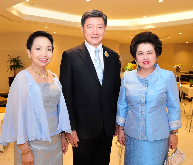 พญ.สมสิริ-ศ.คลินิก เกียรติคุณ นพ.ปิยะสกล
สกลสัตยาทร รมว.กระทรวงสาธารณสุข
และดร.อรรชกา สีบุญเรือง รมว.อุตสาหกรรม