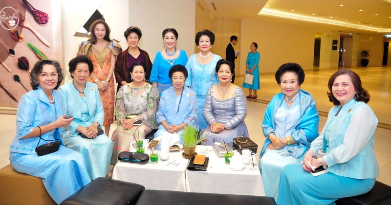 ท่านผู้หญิงสุภรภ์เพ็ญ หลวงเทพนิมิต และ ท่านผู้หญิงพรรณวดี จุฑารัตนกุล ต้อนรับ คุณหญิงทิพยวดี
ปราโมชฯ, ท่านผู้หญิงปรียา เกษมสันต์ฯ, ท่านผู้หญิงกุณฑี ไกรฤกษ์, คุณหญิงนงนุช อูนากูล, ท่านผู้หญิงอารียา
มาลากุลฯ, อัจฉรา อัมพุช, ลักขณา นะวิโรจน์, ผาณิต พูนศิริวงศ์ และ คุณหญิงชโลบล จารุรัตน์