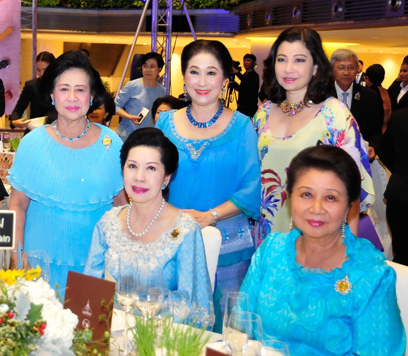 ท่านผู้หญิงเหมือนจิต ภิรมย์ภักดี, ท่านผู้หญิงภรณี
ล่ำซำ, ท่านผู้หญิงสุจิตคุณ สารสิน, ผาณิต พูนศิริวงศ์
และ ชฎาทิพ จูตระกูล