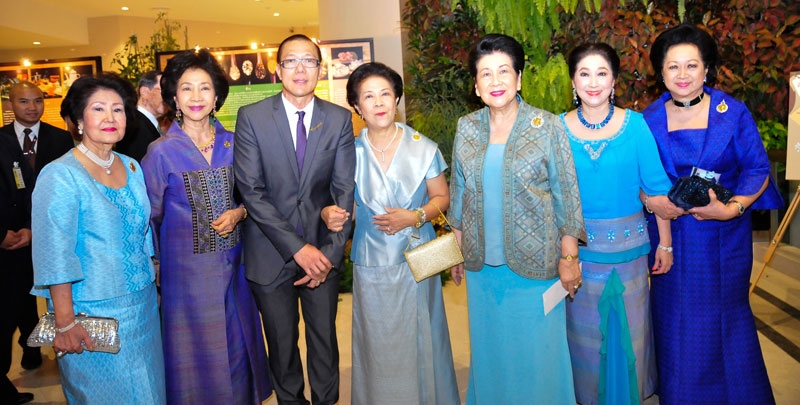ผาณิต พูนศิริวงศ์ กับ อ.เฉลิมชัย ยอดมาลัย ท่ามกลางแฟนๆ แนวหน้า ท่านผู้หญิงจรุงจิตต์ ทีขะระ, ท่านผู้หญิงรวิจิตร์ สุวรรณบุบผา, ท่านผู้หญิงภรณี มหานนท์, คุณหญิงผะอบทิพย ศาตะมาน,
คุณหญิงชโลบล จารุรัตน์