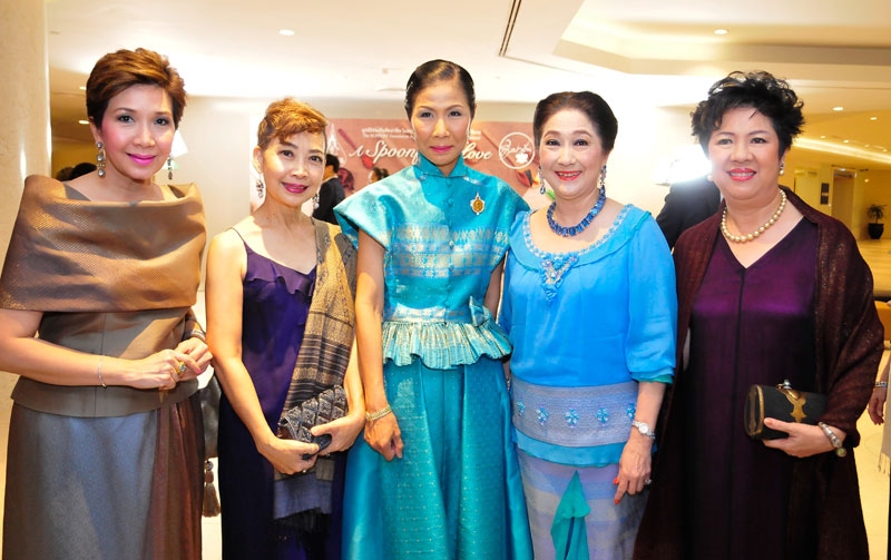 เพชรพริ้ง สารสิน, ม.ร.ว.อุษณิษา สุขสวัสดิ์, กอบกาญจน์ วัฒนวรางกูร
รมว.การท่องเที่ยวและกีฬา, ผาณิต พูนศิริวงศ์ และลักขณา นะวิโรจน์