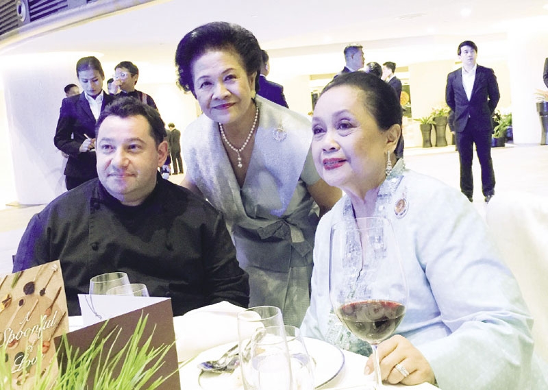 ท่านผู้หญิงรวิจิตร์ สุวรรณบุบผา และ ท่านผู้หญิงอรนุช อิศรางกูรฯ ประกบ
เชฟแอร์เว่ เฟอร์ราด