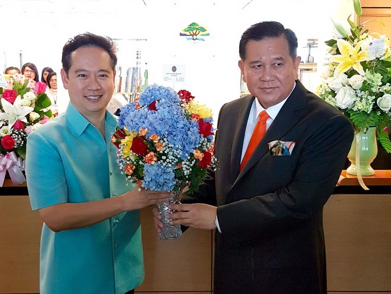 ร่วมยินดี : พลเอกธนะศักดิ์ ปฏิมาประกร รองนายกรัฐมนตรี มอบดอกไม้แสดงความยินดี เนื่องในโอกาสเป็นประธานงานทำบุญครบรอบ 13 ปี แห่งการสถาปนาองค์การบริหารการพัฒนาพื้นที่พิเศษเพื่อการท่องเที่ยวอย่างยั่งยืน (อพท.) 
แก่ ดร.นาฬิกอติภัค แสงสนิท ผู้อำนวยการ อพท. 
ณ สำนักงาน อพท. ถนนพระรามที่ 6