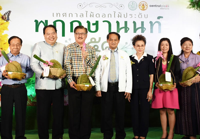 การกุศล : นิสิต จันทร์สมวงศ์ ผวจ.นนทบุรี เปิดงานเทศกาลไม้ดอกไม้ประดับ  “พฤกษานนท์ 59” โดยมี ลักษณ์วรรณ วงศ์วรการ กก.ผจก.กลุ่มโรงแรมริชมอนด์ร่วมประมูลทุเรียนพันธุ์ก้านยาว มูลค่า 1 แสนบาท เพื่อมอบให้สถานคุ้มครองสวัสดิภาพผู้เสียหายจากการค้ามนุษย์ (บ้านเกร็ดตระการ) ที่ห้างเซ็นทรัล เวสต์เกต