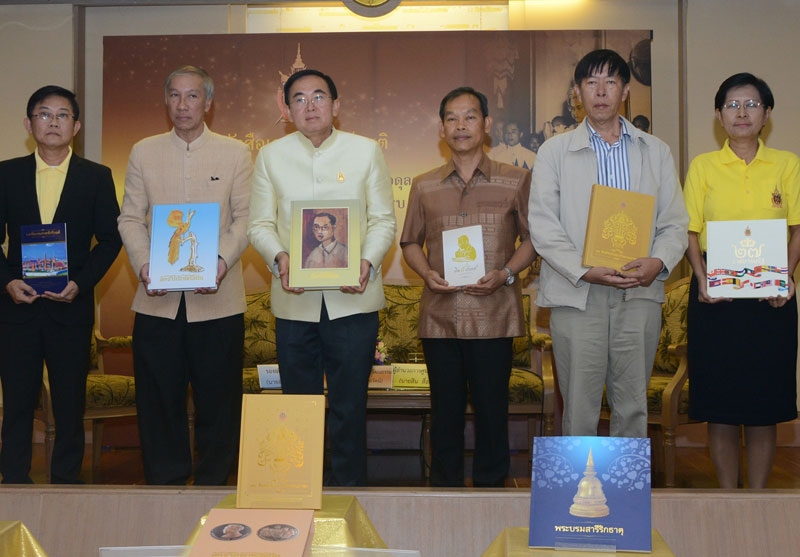 9 มิถุนายน 2559 : วีระ โรจน์พจนรัตน์ รมว.วัฒนธรรม แถลงข่าวจัดพิมพ์หนังสือเฉลิมพระเกียรติพระบาทสมเด็จพระเจ้าอยู่หัว เนื่องในโอกาสเสด็จเถลิงถวัลยราชสมบัติครบ 70 ปี โดยมี สหภูมิ ภูมิธฤติรัฐ รองอธิบดีกรมศิลปากร และ สิน สื่อสวน ผอ.ศูนย์คุณธรรม ร่วมงาน ณ พิพิธภัณฑสถานแห่งชาติ