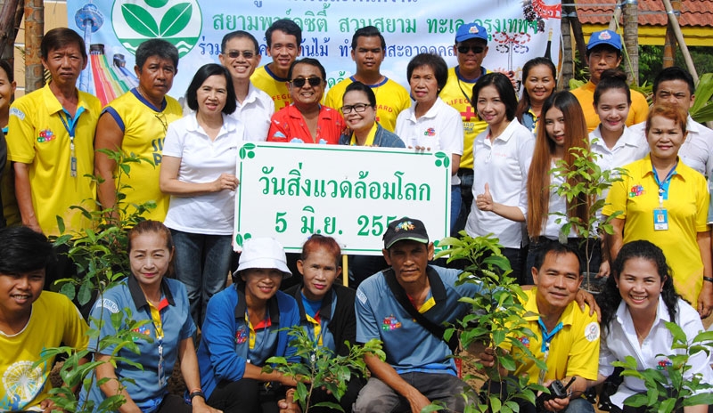 5 มิ.ย.ของทุกปี : 
วิวัฒน์ ชำนาญธรรม 
รอง ผจก.ใหญ่
สายบริหารสวนสนุก-
สวนน้ำบจก.สยาม
พาร์ค บางกอก พร้อมผู้บริหารและ 
พนักงานสวนสยาม 
ร่วมกิจกรรม
วันสิ่งแวดล้อมโลก 
โดยมี ประสงค์ 
สวัสดิชัย ประธาน
คณะกก.สิ่งแวดล้อม สวนสยาม นำทีมปลูกต้นไม้และจัดสวนให้ความร่มรื่นเพื่อต้อนรับผู้มาใช้บริการ