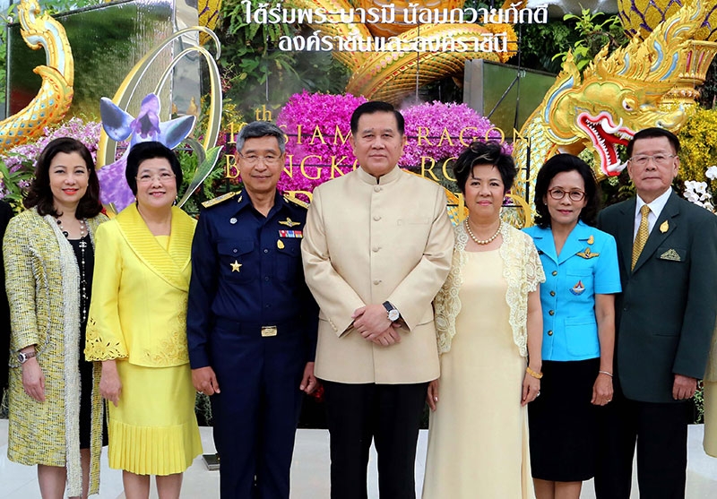 มหัศจรรย์กล้วยไม้แห่งแผ่นดิน : พล.อ.ดร.ธนะศักดิ์ ปฏิมาประกร รองนายกรัฐมนตรี เปิดงาน “สยามพารากอน แบงค็อก รอยัล ออร์คิด พาราไดซ์ ครั้งที่ 10” ถึง 12 มิ.ย. 2559 โดยมี พล.อ.อ.ตรีทศ-พล.อ.ต.หญิงอุดมลักษณ์ สนแจ้ง, ลักขณา นะวิโรจน์ และ ดร.อนันต์ ดาโลดม ร่วมงาน ที่สยามพารากอน