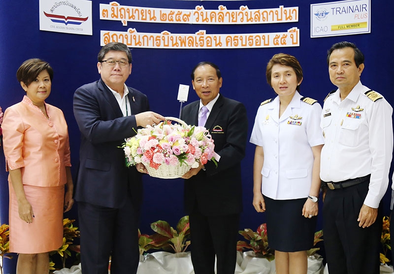 เกินกว่ากึ่งศตวรรษ : ชัยวัฒน์ อุทัยวรรณ์ ปธ.กก.บจก.โรงแรมท่าอากาศยานสุวรรณภูมิ ผู้บริหารโรงแรมโนโวเทล สุวรรณภูมิ แอร์พอร์ต มอบดอกไม้แสดงความยินดีให้แก่ น.อ.จิรพล เกื้อด้วง ผู้ว่าการสถาบันการบินพลเรือน ในวันคล้ายวันสถาปนาสถาบันการบินพลเรือน ครบรอบปีที่ 55 ที่สถาบันการบินพลเรือน