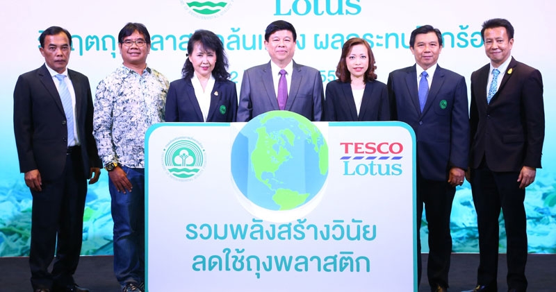 ภารกิจของทุกคน : พล.อ.สุรศักดิ์ กาญจนรัตน์ รมว.กระทรวงทรัพยากรธรรมชาติฯ ปาฐกถาในงานสัมมนา วิกฤติถุงพลาสติกล้นเมือง ผลกระทบโลกร้อน จัดโดยกรมส่งเสริมคุณภาพสิ่งแวดล้อม และเทสโก้ โลตัส โดยมี สลิลลา สีหพันธุ์ รองประธาน กก.ฝ่ายกิจการบรรษัทเทสโก้ โลตัส,ชาคริต ดิเรกวัฒนชัย รองประธานกก. แผนกสื่อสารองค์กรและความยั่งยืน,ภาวิณี ปุณณกันต์ อธิบดีกรมส่งเสริมคุณภาพสิ่งแวดล้อม,ดร.ธรณ์ ธำรงนาวาสวัสดิ์ รองคณบดีคณะประมง ม.เกษตรศาสตร์ นักวิชาการด้านสิ่งแวดล้อม ข้าราชการ และผู้สนใจเข้าร่วมฟังมากมาย