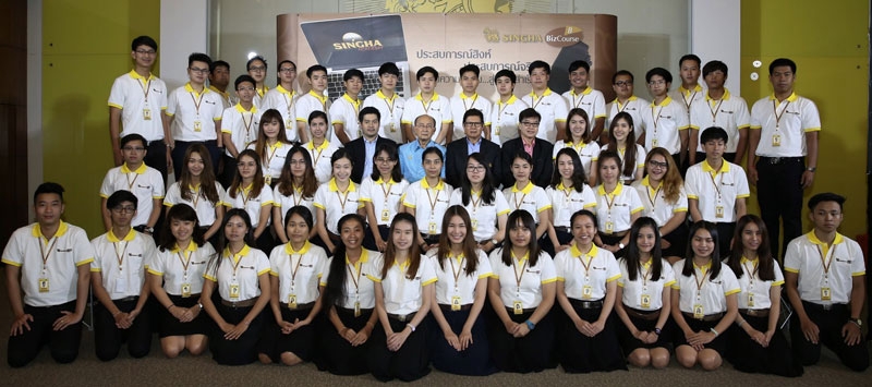 สิงห์ บิซ คอร์ส : สันติ ภิรมย์ภักดี กก.ผจญ. พร้อมด้วย ปิติ ภิรมย์ภักดี กก.ผจก. ธุรกิจซัพพลายเชนและกก.บริหาร บจ.บุญรอด บริวเวอรี่ เป็นประธานในพิธีเปิดโครงการ “สิงห์ บิซ คอร์ส” ซึ่งจัดขึ้นอย่างต่อเนื่องเป็นปีที่ 8 โครงการฝึกงานรูปแบบพิเศษสำหรับนักศึกษาชั้นปีที่ 3 และ ปีที่ 4 ไม่จำกัดคณะและสาขาวิชา โดยมี พารณ อิศรเสนา ณ อยุธยา ประธานที่ปรึกษาโครงการกิตติมศักดิ์ และ ดร.ธีรพันธ์ โล่ห์ทองคำ วิทยากรชื่อดัง เข้าร่วมงาน ที่หอประชุมใหญ่ บจ.บุญรอด บริวเวอรี่