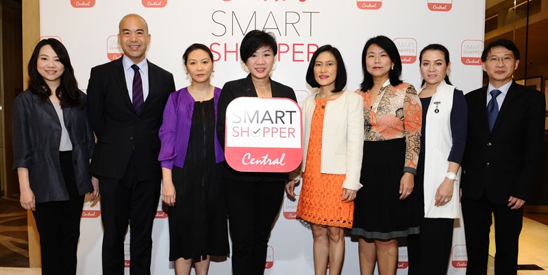 มัดใจนักช็อปฯ : ปิยวรรณ ลีละสมภพ จับมือพันธมิตรบัตรเครดิตเปิดตัวแอพพลิเคชั่นอัจฉริยะ “Central Smart Shopper” แอพฯแรกของโลก ช่วยลูกค้าฉลาดช็อปฯคำนวณโปรโมชั่นทุกบัตรเครดิตเมื่อมาช็อปห้างเซ็นทรัล โดยมี อัญชลี จรัสยศวุฒิชัย, อธิศ รุจิรวัฒน์, สุดฤทัย ทองสอง, ปราณี มีจันทร์, สุพรทิพย์ พงศาชำนาญกิจ, ณวรา สินเจริญกุล, ฉัตรชัย จันทร์เพ็ญตระกูลร่วมงาน ณ ห้างเซ็นทรัลชิดลม