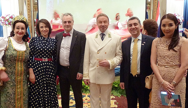 ฉลองวันชาติรัสเซีย : H.E.Dr. Kirill Barsky เอกอัครราชทูตรัสเซียประจำราชอาณาจักรไทย จัดงานเลี้ยงเฉลิมฉลองวันชาติรัสเซีย ท่ามกลางทูตานุทูตและแขกผู้มีเกียรติต่างๆ มากมาย ณ โรงแรม Mandarin Oriental, Bangkok