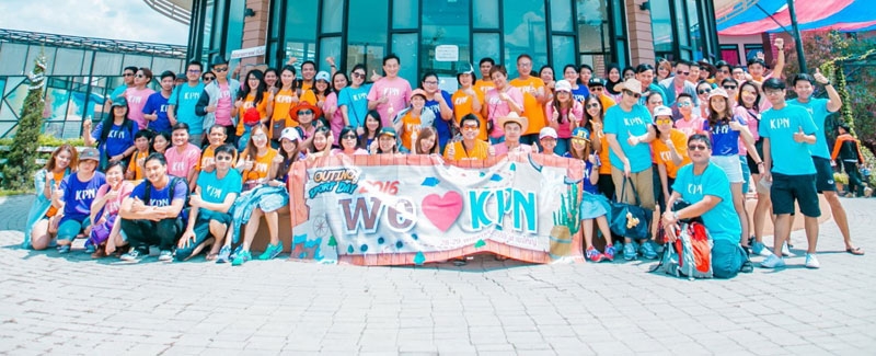 สานสัมพันธ์ : ระวี ธาตุนิยม ประธานเจ้าหน้าที่บริหาร บริษัท เคพีเอ็น แลนด์ จำกัด นำคณะพนักงานบริษัทในกลุ่มเคพีเอ็น ร่วมกิจกรรม “KPN Outing & Sport Day 2016” ที่จัดขึ้น เพื่อเป็นการตอบแทนพนักงานทุกคนที่มุ่งมั่นและตั้งใจทำงานมาตลอดปี ท่ามกลางบรรยากาศสนุกสนาน ณ เดอะบลูม บาย ทีวีพูล เขาใหญ่