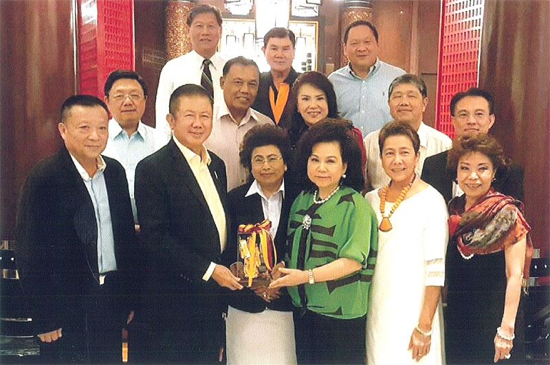 แสดงความยินดี : สนั่น อังอุบลกุล และเพื่อนๆ สวปอ.มส.4 เลี้ยงแสดงความยินดีกับ นุชนาถ วสุรัตน์ สำเร็จการศึกษาปรัชญาดุษฎีบัณฑิต สาขานโยบายสาธารณะและการจัดการ จากมหาวิทยาลัยเกษมบัณฑิต และ สายัณห์ จันทร์วิภาสวงศ์ ได้รับพระราชทานเครื่องราชอิสริยาภรณ์จตุตถดิเรกคุณาภรณ์ โดยมี ฉวีรัตน์ เกษตรสุนทร, กนก อภิรดี และเพื่อนๆ ร่วมงานอย่างชื่นมื่น ณ ราชกรีฑาสโมสร