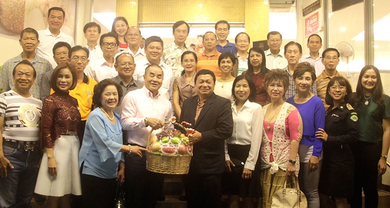 เพื่อนๆ ร่วมยินดี : สมชาย จงพิพิธพร ประธาน บจก.14 มอเตอร์กรุ๊ป ตัวแทนจำหน่ายรถยนต์ SUBARU และรถยนต์ MG, ประธานชมรมสุขสวัสดิ์ 14 และ ประธานชมรมเพื่อนบ้านชิชา มอบกระเช้าผลไม้เพื่อสุขภาพ ร่วมแสดงความยินดีกับ ธีรพันธ์ อธิรัฐธนภรณ์ ในโอกาสได้เลื่อนตำแหน่งเป็น รองผู้อำนวยการ สำนักเทศกิจ โดยมีสมาชิกชมรมสุขสวัสดิ์ 14 และ ชมรมเพื่อนบ้านชิชา มาร่วมแสดงความยินดีพร้อมหน้า ที่ ภัตตาคารเล่งหงษ์ ถนนพระราม 2