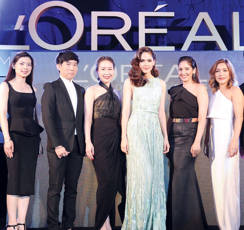 สวยซึ้งตรึงตา : วันเพ็ญ แก้วนาเส็ง ผอ.ฝ่ายการตลาด ผลิตภัณฑ์ลอรีอัล ปารีส จัดงาน “It’s Our Cannes 2016 the Red Carpet Experience the Finale” นำเรื่องราวและความสำเร็จจากพรมแดงเมืองคานส์มาที่เมืองไทย ที่ ศูนย์การค้าเอ็มควอเทียร์