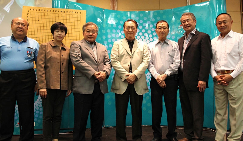 “เรายกวัดมาไว้ที่เซเว่นฯ” : ก่อศักดิ์ ไชยรัศมีศักดิ์ ประธานกรรมการบริหาร บมจ.ซีพี ออลล์ ผู้บริหารเซเว่น อีเลฟเว่น บรรยายเรื่อง “โกะ-ธรรมะโลกอนาคต” ในโครงการส่งเสริมการศึกษา เผยแผ่พระพุทธศาสนา ที่จัดต่อเนื่องมา 20 ปี โดยมีผู้บริหาร พนักงานซีพี ออลล์ และประชาชนเข้าฟังกว่า 500 คน ที่อาคารซีพี สีลม