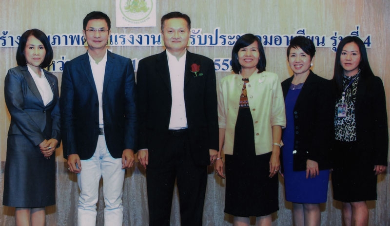 เคลื่อนย้ายแรงงานเสรี : สุทธิ สุโกศล ผู้ตรวจราชการกระทรวงแรงงาน เปิดงาน “โครงการเสริมสร้างศักยภาพด้านแรงงานรองรับประชาคมอาเซียน รุ่นที่ 4” จัดโดย สำนักงานปลัดกระทรวงแรงงาน เพื่อให้เข้าใจภาวการณ์ด้านทรัพยากรบุคคลและด้านแรงงานในประชาคมเศรษฐกิจอาเซียน ที่โรงแรม ดิ เอมเมอรัลด์