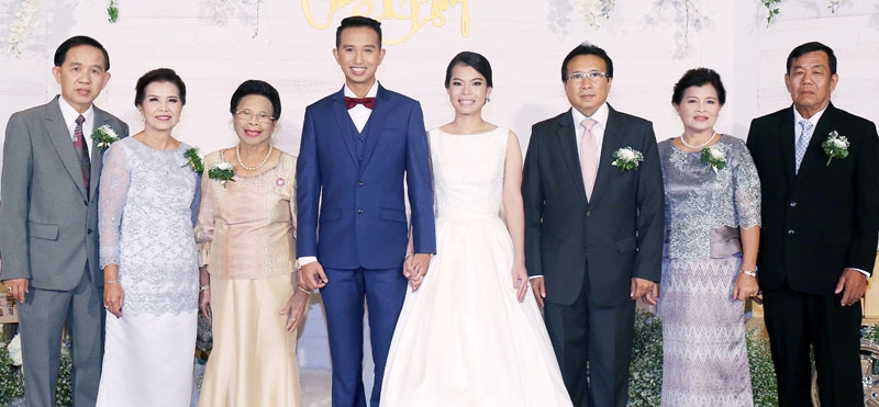 รักสุดเสน่หา : ม.ร.ว.พงษ์สวัสดิ์ สวัสดิวัตน์ อดีต รมว.อุตสาหกรรม เป็นประธานงานฉลองมงคลสมรส ระหว่าง ดร.จริยา แก้วเสน่หา บุตรี พนธ์-วิมลศรี แก้วเสน่หา กับ พงศกร ตันตสุทธิกุล บุตร ไพศาล-จินตนา ตันตสุทธิกุล โดยมี หม่อมประชุมสินธ์ สวัสดิวัตน์ ร่วมยินดี ที่โรงแรมมิราเคิล แกรนด์ คอนเวนชั่น