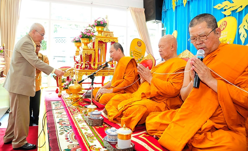 โพธิพงษ์ ล่ำซำ ประธานฝ่ายฆราวาส ร่วมจุดเทียนบูชาพระรัตนตรัย