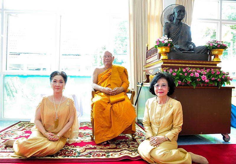 ผาณิต พูนศิริวงศ์ และ ยุพา ล่ำซำ ร่วมนมัสการพระราชวรญาณโสภณ(ชุบ เขมงฺกโร) เจ้าอาวาสวัดธาตุทอง