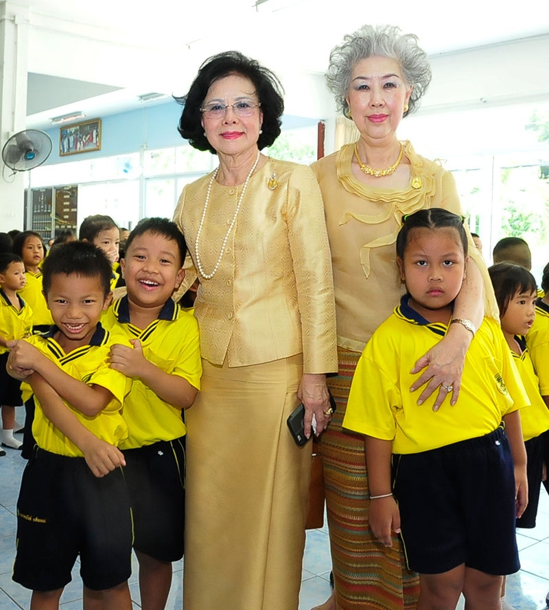 ยุพา ล่ำซำ และ สุพินดา โชคชัยนิรันดร์ ร่วมถ่ายภาพกับน้องๆ นักเรียนโรงเรียนอนุบาลวัดธาตุทอง