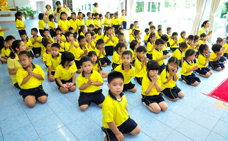 นักเรียนอนุบาลเข้าร่วมสวดมนต์อย่างพร้อมเพรียง