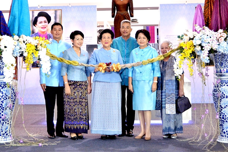 เฉลิมพระเกียรติ : ท่านผู้หญิงจรุงจิตต์ ทีขะระ รองราชเลขานุการในพระองค์สมเด็จพระนางเจ้าฯ พระบรมราชินีนาถ เป็นประธานเปิดนิทรรศการ “มัดหมี่” สายสัมพันธ์แห่งเอเชีย เพื่อเฉลิมพระเกียรติสมเด็จพระนางเจ้าฯ พระบรมราชินีนาถ ในโอกาสทรงเจริญพระชนมพรรษา 84 พรรษา โดยมี อัมพวัน พิชาลัย ผู้อำนวยการ SACICT และ อาจารย์เผ่าทอง ทองเจือ ผู้เชี่ยวชาญผ้าไทย ร่วมด้วย ณ ศูนย์ส่งเสริมศิลปาชีพระหว่างประเทศ อ.บางไทร จ.พระนครศรีอยุธยา