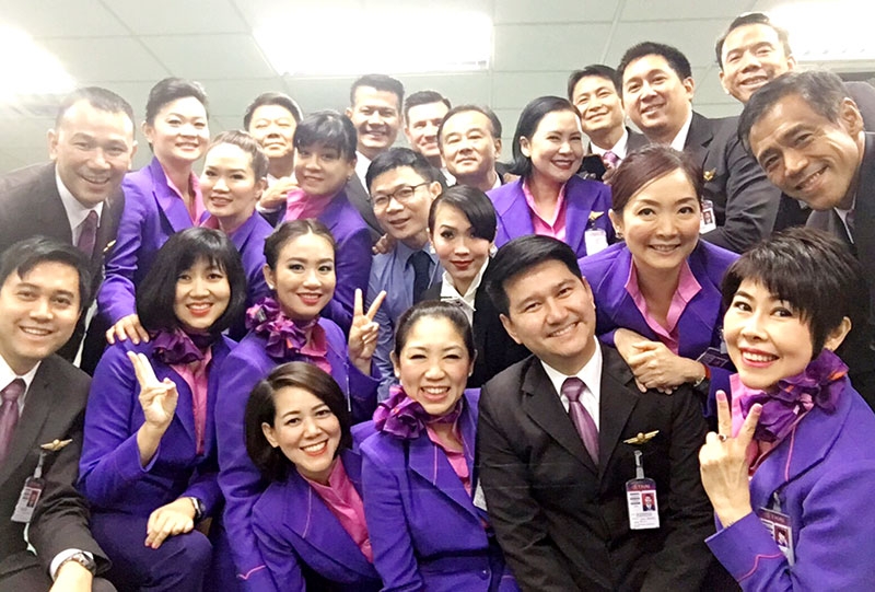 อบรม IM บินไทย : In-flight Manager 2016 (ห้อง 3-4) ของการบินไทย สำเร็จหลักสูตรการเปลี่ยนแปลงการบริการรูปแบบใหม่ ในชั้นเฟิรส์คลาส/ธุรกิจ “Service beyond” ตามนโยบายของผู้บริหารยุคใหม่ในปัจจุบัน โดยมีพนักงานต้อนรับบนเครื่องบิน ที่มีชื่อเสียงขององค์กรเข้าร่วมสร้างภาพลักษณ์ครั้งใหญ่ อาทิIM ธนาคาร เผ่าจินดา, IM สิทธิพันธ์ นวอัศวานนท์, IM จิตราภรณ์ อธิคมนันทะ, IM ฉมามาศ ทังสุพานิช, IM ภัทรวิทย์ ประพัฒน์ทอง, IM สุรภาพ มานะวนิชกุล และ IM สรกฤช วรรณลักษณ์ ณ ศูนย์ฝึกลูกเรือการบินไทย หลักสี่ เมื่อเร็วๆ นี้