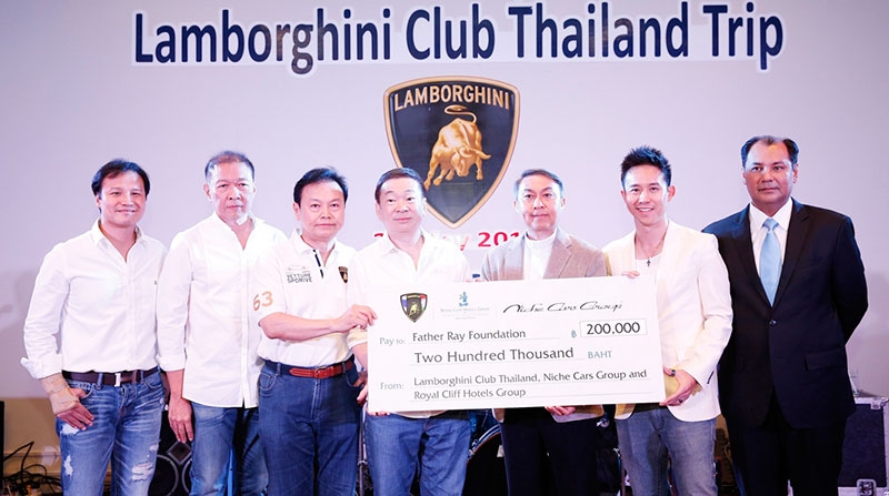 มอบทุนการศึกษา : มานะ ตรงกมลธรรม ประธาน แลมโบกินี คลับ (ไทยแลนด์) ร่วมกับ วิทนาถ วรรธนะกุล กก.บห.รอยัล คลิฟ โฮเต็ล กรุ๊ป มอบทุนการศึกษา 2 แสนบาท ให้แก่ มูลนิธิคุณพ่อเรย์ โดยมี คุณพ่อภัทรพงศ์ ศรีวรกุล ประธานมูลนิธิคุณพ่อเรย์ เป็นตัวแทนรับมอบ ณ โรงแรม รอยัล คลิฟ บีช โฮเต็ล พัทยา