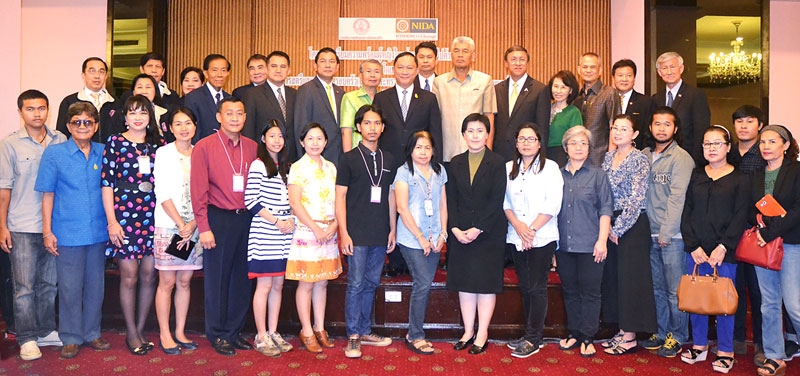 เตรียมความพร้อม : พล.ต.อ.อดุลย์ แสงสิงแก้ว รัฐมนตรีว่าการกระทรวงการพัฒนาสังคมและความมั่นคงของมนุษย์ เป็นประธานเปิดโครงการเตรียมความพร้อมผู้หญิงไทยก่อนเดินทางไปต่างประเทศ โดยมี สุชาติ เกตุนวม ผู้จัดการทั่วไป โรงแรมแอมบาสซาเดอร์ กรุงเทพฯ ต้อนรับ