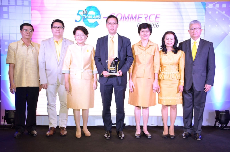 ดีเด่น : ดร.ธรรม์ จิราธิวัฒน์ รองกรรมการผู้จัดการใหญ่อาวุโส ธุรกิจออนไลน์ บริษัท ซีโอแอล จำกัด (มหาชน) รับรางวัล “Best of The Best e-Commerce Website Award 2016” จาก ผ่องพรรณ เจียรวิริยะพันธ์ อธิบดีกรมพัฒนาธุรกิจการค้า ในงาน e-BIZ Expo 2016 ณ ศูนย์การประชุมแห่งชาติสิริกิติ์