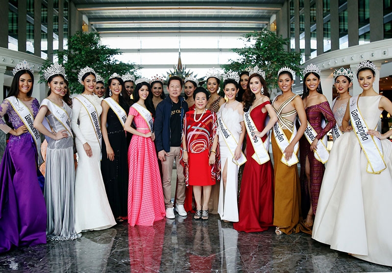สาวงามทั่วไทย : ณวัฒน์ อิสรไกรศีล ประธาน บจก.ฮอลิเดย์ เทเลวิชั่น จัดแฟชั่นโชว์ “มิสแกรนด์ไทยแลนด์ 2016” ที่โรงแรมโนโวเทล สุวรรณภูมิ แอร์พอร์ต โดยมี พรรณพิมล วงศ์ทองศรี ผู้ช่วย กก.ผจก.ยูนิเวอร์แซล ฮอสพิแทลลิที ต้อนรับผู้เข้าประกวด ซึ่งรอบตัดสิน 26 มิ.ย.นี้ ที่อินดอร์สเตเดี้ยม หัวหมาก