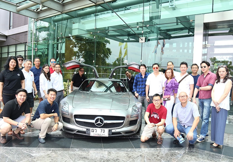 นัด...ซันเดย์บรั้นช์ : สยาม เศรษฐบุตร ประธานเมอร์เซเดส-เบนซ์ คลับ (ประเทศไทย) นัดสังสรรค์สมาชิก ที่ ห้องอาหารเดอะสแควร์ โรงแรมโนโวเทล สุวรรณภูมิ แอร์พอร์ต โดยมี นฤมล เฑียรฆโรจนกุล ผจก.ฝ่ายสื่อสารการตลาด ร่วมต้อนรับแขก อาทิ พจน์ วิจิตรานนท์, นิศานาถ ตะเวทิกุล และ ชูเดช เตชะไพบูลย์