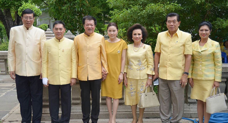 ศ.พิเศษ พรเพชร วิชิตชลชัย, พล.ต.อ.จักรทิพย์ ชัยจินดา ผบ.ตร., พล.อ.นพดล อินทปัญญา,อุไร-อนันตชัย คุณานันทกุล และ ฉัตรสุดา จันทร์ดียิ่ง