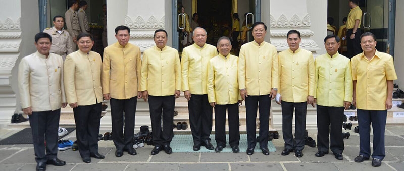 คณะกรรมการโครงการไถ่ชีวิตโค-กระบือ อาทิ ศรีศักดิ์ ว่องส่งสาร, พล.ร.อ.ศิษฐวัชร วงษ์สุวรรณ ถ่ายภาพร่วมกัน