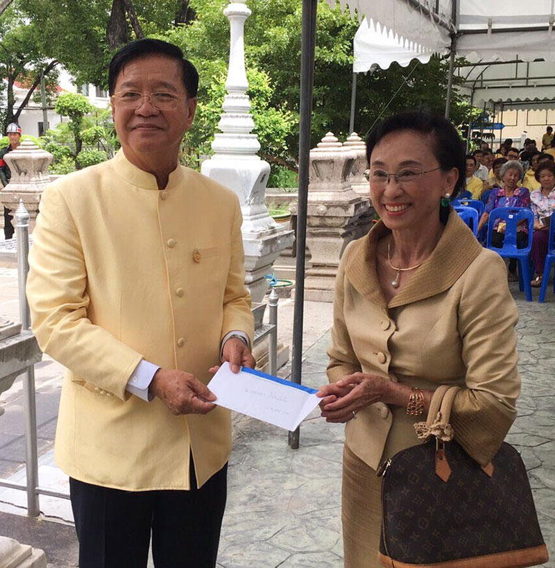 อารยา วิชิตชลชัย ภริยาประธาน สนช. ร่วมบริจาคสมทบทุนไถ่ชีวิตโค-กระบือ กับประธานโครงการ